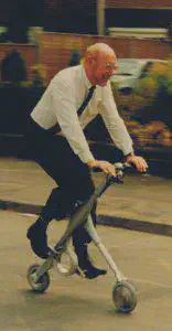 Sir Clive Sinclair jedzie prototypem (składanego) roweru elektrycznego